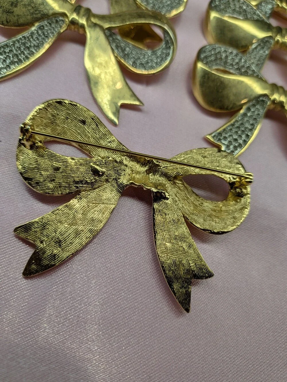 7 Vintage Gold Bow Pin Brooch - Elegant Women’s Accessory